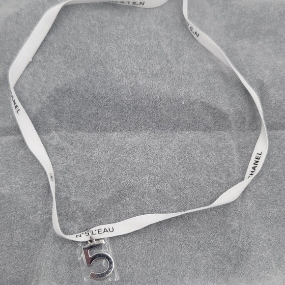 Chanel No 5 charm and ribbon Collectors Gift - Picture 5 of 5